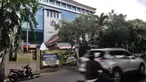 Kendaraan melintas di depan Kantor Kecamatan Kelapa Gading yang ditutup sementara, Jakarta, Senin (21/9/2020). Kantor Kecamatan Kelapa Gading ditutup sementara selama 3 hari hingga Rabu (23/9) mendatang, pasca meninggalnya Camat Kelapa Gading, M Harmawan akibat COVID-19. (merdeka.com/Iqbal Nugroho)