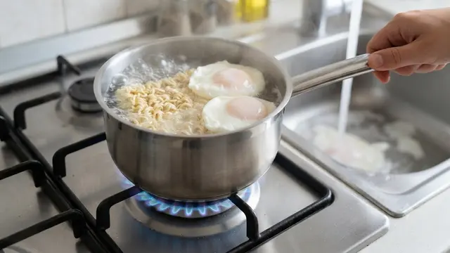Cara Agar Telur Tidak Menempel di Panci Ketika Direbus Bersama Mie Instan