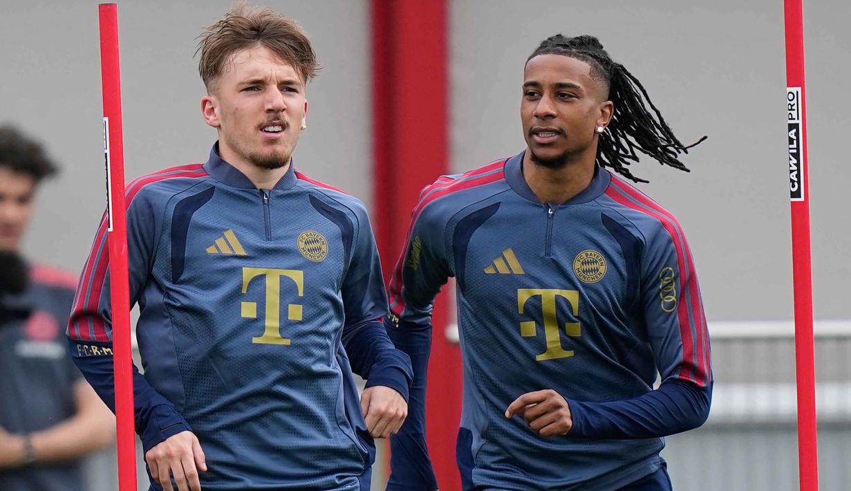 Mereka membutuhkan kemenangan dengan selisih minimal dua gol untuk lolos langsung ke final di Budapest. Tampak dalam foto, pemain Bayern Munchen, Lebbart Karl (kiri) dan Michael Olise saat sesi latihan jelang pertandingan leg kedua semifinal Liga Champions 2025/2026 melawan Paris Saint-Germain (PSG) di Jerman, Selasa 5 Mei 2026. (AP Photo/Matthias Schrader)