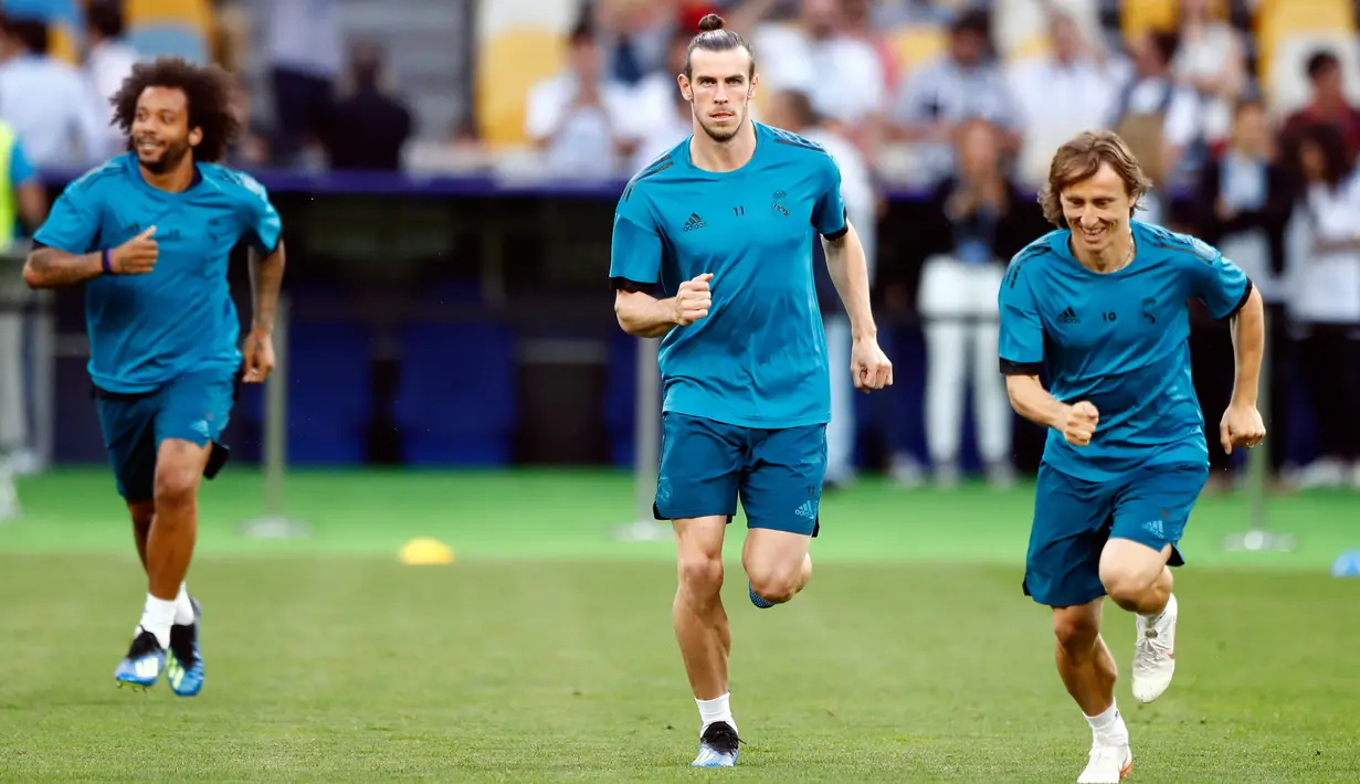 Pemain Real Madrid Marcelo, Gareth Bale, dan Luka Modric melakukan sesi latihan menjelang final Liga Champions di NSC Olimpiyskiy Stadium, Kiev, Jumat (25/5). Final Liga Champions akan mempertemukan Madrid melawan Liverpool. (AP/Matthias Schrader)