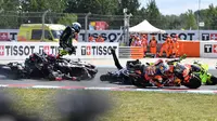 Kekacauan pada start balapan MotoGP Hungaria 2026 yang awalnya disebabkan kecelakaan yang dialami Jorge Martin. (Ferenc ISZA / AFP)