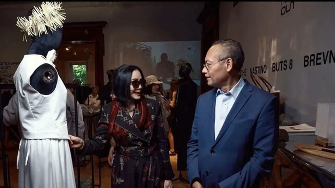 Dubes RI mendampingi perancang busana Indonesia dalam pertemuan CEO Industri Fashion Rusia. (Kemlu RI)