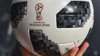 Detail Telstar 18, bola resmi Piala Dunia 2018 Rusia, yang diluncurkan di Moskow, Kamis (9/11). Telstar 18 adalah bola terbaru dari edisi Adidas Telstar, bola yang pertama kali dipasok Adidas untuk Piala Dunia pada 1970. (AFP Photo/Mladen Antonov)