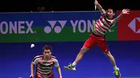 Kevin Sanjaya (kanan) melakukan pukulan saat melawan pebulutangkis Denmark pada final All England di Birmingham, Inggris (18/3). Marcus/Kevin menang dua set langsung 21-18, 21-17. (AFP Photo/Paul Ellis)