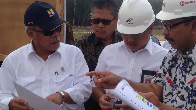 Menteri Pekerjaan Umum dan Perumahan Rakyat (PUPR) Basuki Hadimuljono meninjau proyek Tol Trans Sumatera.