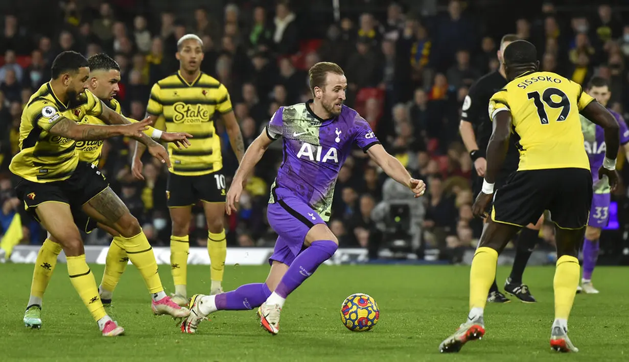 Pemain Tottenham Hotspur Harry Kane (tengah) berduel memperebutkan bola dengan pemain Watford Joshua King (kiri) pada pertandingan sepak bola Liga Inggris di Vicarage Road, Watford, Inggris, 1 Januari 2022. Tottenham Hotspur menang 1-0. (AP Photo/Rui Vieira)