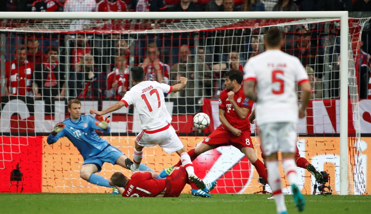 Pemain Benfica, Jonas, berusaha mencetak gol ke gawang Bayern Munchen pada leg pertama babak perempat final Liga Champions, di Allianz Arena, Munchen, Rabu (6/4/2016) dini hari WIB. (AFP/Odd Andersen)