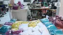 Pekerja menyelesaikan jahitan mukena di Pinang, Kota Tangerang, Banten, Kamis (22/4/2021). Di bulan Ramadhan, produksi mukena di tempat tersebut meningkat 50 persen, dari 350 buah menjadi 700 buah per minggu dan dijual dengan harga Rp250 ribu hingga Rp500 ribu. (Liputan6.com/Angga Yuniar)