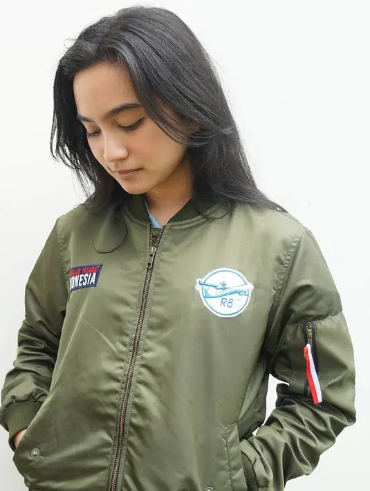 Dan untuk yang satu ini gayanya juga sporty banget. Amanda memakai jaket bomber berwarna hijau army dan lagi-lagi rambutnya dibiarkan terurai. (Instagram/auroramanda95)
