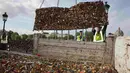 Petugas memindahkan ribuan gembok cinta, dari sisi pembatas pagar Jembatan Pont des Arts di atas Sungai Seine ke sebuah truk, Paris, Perancis, Senin (1/6/2015). (REUTERS/Philippe Wojazer)