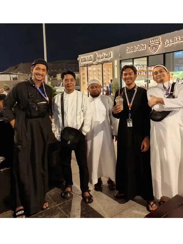 6 Potret Arya Saloka Umrah Sendiri Usai 'Ikatan Cinta' Tamat, Healing Terbaik
