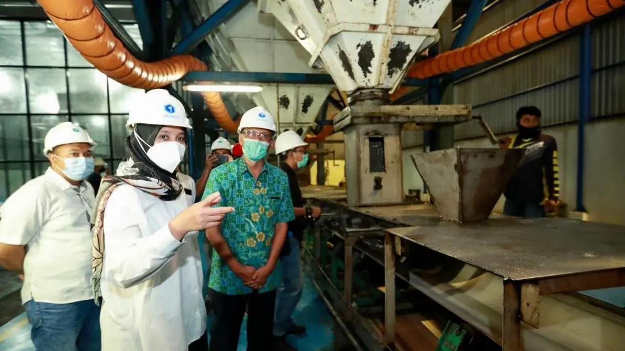 Bupati Banyuwangi Ipuk Fiestiandani mengecek proses produksi gula PT Industri Gula Glenmore (IGG) milik PTPN XII