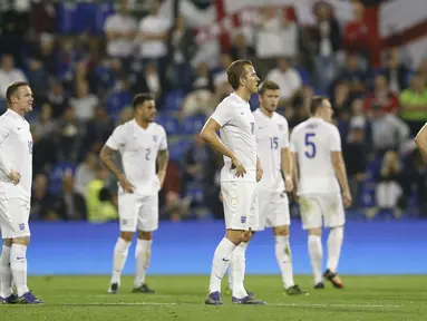 Para pemain Inggris terlihat sedih usai kalah dari Spanyol di Stadion Jose Rico Perez, Spanyol, Sabtu(14/11/2015) dini hari WIB. (Action Images via Reuters/Carl Recine)
