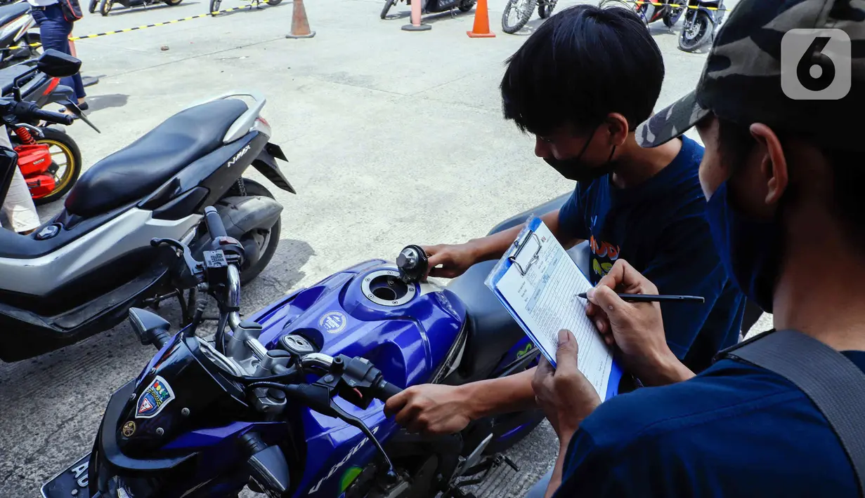 <p>Petugas memeriksa sepeda motor sebelum dikirim menggunakan kereta di Stasiun Kampung Bandan, Jakarta Utara, Selasa (26/4/2022). PT Kereta Api Indonesia (KAI) Logistik (Kalog) menyediakan 9.280 kuota pengiriman sepeda motor gratis selama arus mudik dan arus balik Lebaran 2022. (Liputan6.com/Herman Zakharia)</p>