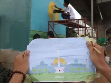 Siswa SMK N 46 Jakarta menunjukkan gambar Monas sebelum membuat mural di bawah kolong jalan layang non tol Kasablangka, Jakarta, Jumat (1/12). Mural tersebut di lakukan untuk mempercantik kawasan tersebut. (Liputan6.com/Angga Yuniar)