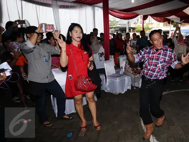 Pendukung Paslon nomor 2 berjoget usai mendapat kepastian kemenangan di TPS 027 Kebagusan, Jakarta, Rabu (15/2). Ahok-Djarot unggul dengan 254 suara sementara Anies-Sandi 207 serta AHY-Sylvi 85. (Liputan6.com/Helmi Fithriansyah)