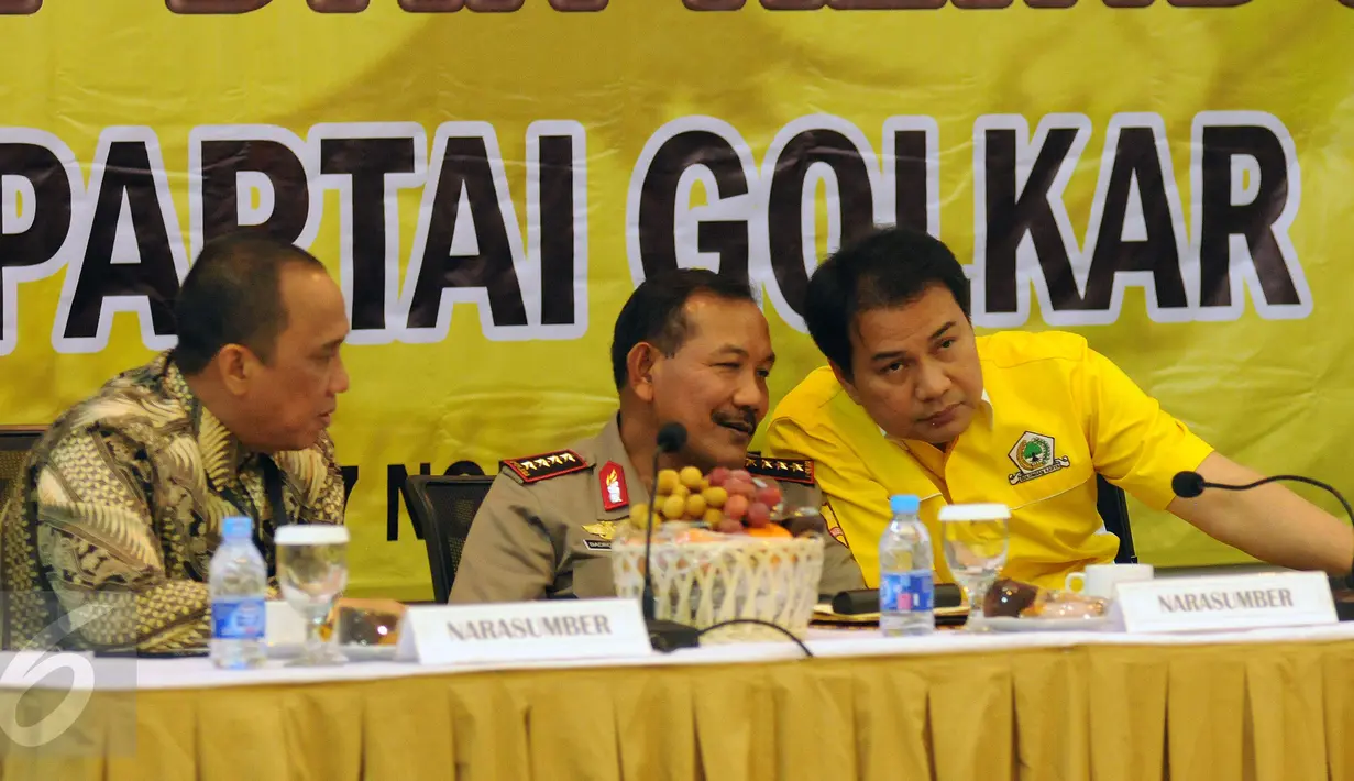 Kapolri Jenderal Pol Badrodin Haiti (tengah) berbincang dengan politisi Partai Golkar, Aziz Syamsuddin jelang diskusi RUU KUHP Mewujudkan Hukum Pidana Nasional yang Aspiratif dan KeIndonesiaan di Jakarta, Jumat (27/11/2015). (Liputan6/Helmi Fithriansyah)