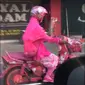 Aksi emak-emak viral dengan motornya yang serba warna pink. (TikTok/@meandcup)