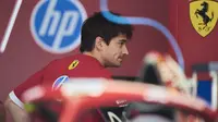 Pembalap Ferrari asal Monako, Charles Leclerc, terlihat di garasinya dekat jalur pit selama sesi latihan kedua untuk Grand Prix Formula 1 Kanada 2025 di Sirkuit Gilles-Villeneuve di Montreal, Kanada, pada 13 Juni 2025. (Geoff Robins/AFP)