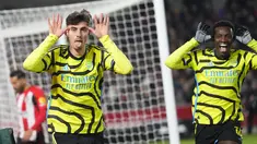 Gelandang Arsenal Kai Havertz (kiri) berselebrasi setelah mencetak gol pembuka untuk timnya ke gawang Brentford pada pekan ke-13 Premier League 2023/2024, di Gtech Community Stadium, Minggu (26/11/2023) dini hari WIB. (AP Photo/Kirsty Wigglesworth)