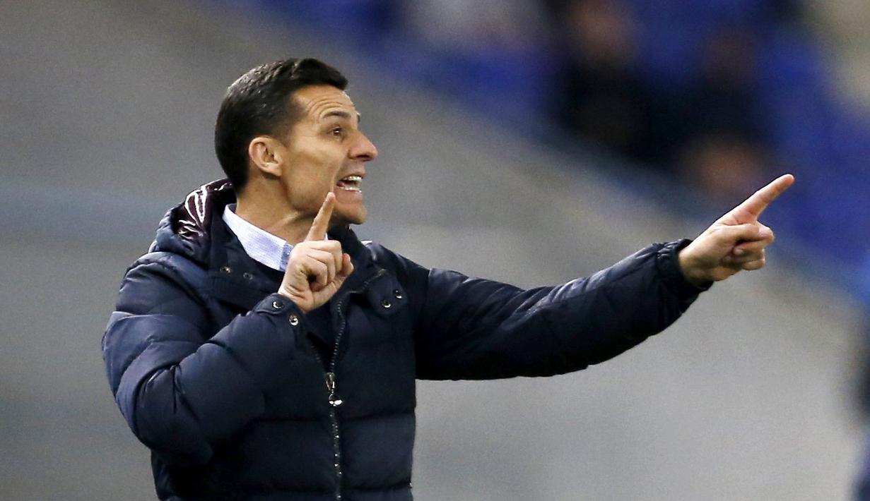 Pelatih  RCD Espanyol, Constantin Galca memberikan instruksi kepada para pemain Espanyol  pada laga Copa Del REy leg kedua babak 16 besar di Stadion Power8,  Cornella-El Prat, Barcelona, Spanyol,Kamis (14/1/2016) dini hari WIB. (EPA/Alejandro Garcia)