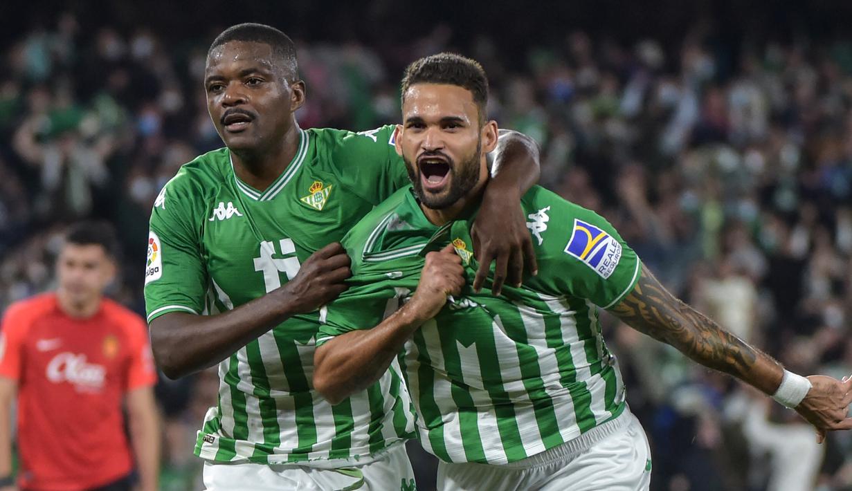 Willian Jose (kanan). Striker Brasil berusia 30 tahun yang didatangkan Real Sociedad dari Maldonado pada awal musim 2016/2017 dengan nilai transfer sebesar 6 juta euro ini dipinjamkan selama 1 musim ke Real Betis pada awal musim 2021/2022 disertai opsi pembelian di akhir masa peminjaman. Tampil apik dalam total 44 laga bersama Real Betis di semua ajang dengan torehan 11 gol dan 5 assist, Real Betis pun resmi mempermanenkannya mulai musim 2022/3023 dengan nilai transfer sebesar 8,5 juta euro. (AFP/Cristina Quicler)