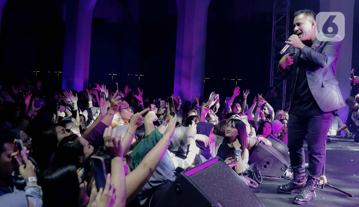 Penyanyi Judika tampil dalam konser yang bertajuk 'Rindu Kamu yang Dulu' di The Pallas SCBD, Jakarta, Jumat (14/2/2020). Dalam penampilannya Judika membawakan 10 lagu diantaranya, Sampai Akhir, Sampai Kau Jadi Milikku, dan Malaikat. (Liputan6.com/Faizal Fanani)