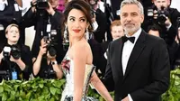 Dengan menggunakan busana rancangan Richard Quinn, Amal Clooney sukses mencuri perhatian banyak orang di ajang Met Gala 2018. (Foto: Instagram @richardquinn1)