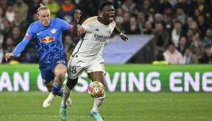 Pemain Real Madrid, Aurelien Tchouameni (kanan) berebut bola dengan pemain RB Leipzig, Xaver Schlager pada laga leg kedua 16 besar Liga Champions 2023/2024 di Santiago Bernabeu, Madrid, Spanyol, Kamis (07/03/2024) WIB. (AFP/Javier Soriano)