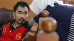 Ekspresi terdakwa Gatot Brajamusti (55) saat menjalani sidang putusan sela di Pengadilan Negeri Jakarta Selatan, Selasa (31/10). Majelis hakim PN Jakarta Selatan menolak semua eksepsi Gatot Brajamusti dan kuasa hukumnya. (Liputan6.com/Immanuel Antonius)