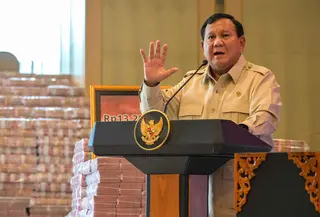 Presiden Prabowo menuturkan uang senilai Rp13 triliun tersebut dapat dipergunakan untuk memperbaiki dan merenovasi 8.000 lebih sekolah. Selain itu, uang tersebut dapat pula digunakan untuk membangun kampung nelayan yang selama ini kurang diperhatikan. (BAY ISMOYO/AFP)
