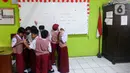 Siswa mengikuti kegiatan belajar mengajar tanpa ada guru yang hadir di SDN Pondok Cina 1, Depok, Jawa Barat, Senin (14/11/2022). Perwakilan orang tua murid mengatakan, para siswa  telah diizinkan untuk bersekolah di SDN Pondok Cina 1 lantaran Komisi D DPRD Kota Depok telah memberikan rekomendasi. (merdeka.com/Arie Basuki)