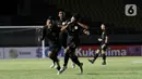 Pemain PSIS Semarang Fandi Eko Utomo melakukan selebrasi usai mencetak gol ke gawang Barito Putra pada laga Piala Menpora di Stadion Manahan, Solo, Minggu (21/3/2021). Pertandingan berakhir dengan skor 3-3. (Bola.com/M Iqbal Ichsan)