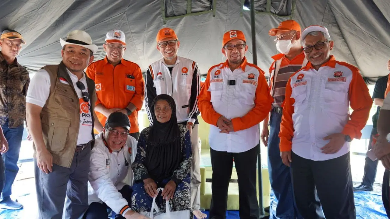 Ketua Majelis Syura PKS Dr Salim Segaf Aljufri mengunjungi korban gempa Cianjur, Jawa Barat untuk menyalurkan bantuan dari seluruh kader dan pejabat publik PKS.