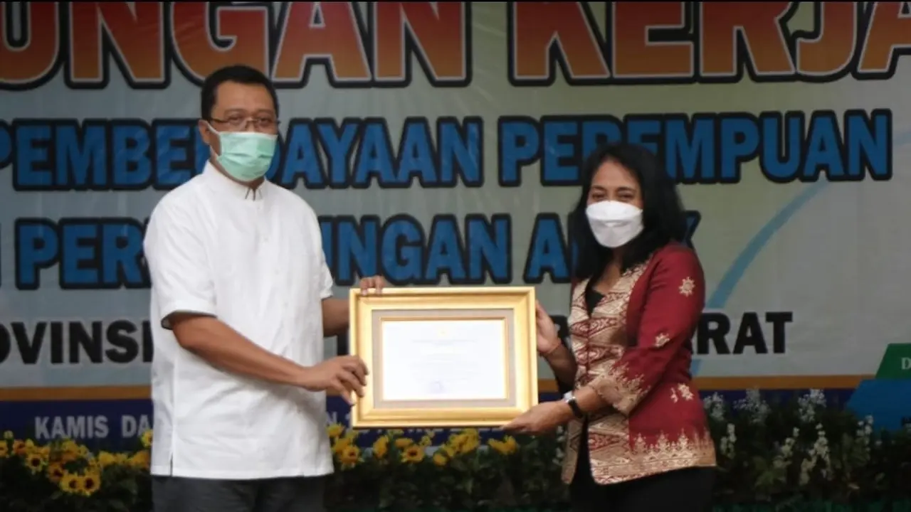 Menteri PPPA Bintang Puspayoga (kanan) beri penghargaan pada pemerintah NTB