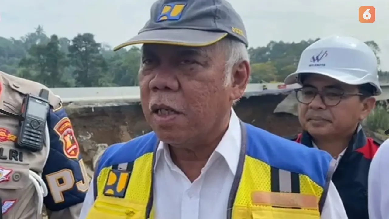 Menteri PUPR saat tinjau lokasi longsor tol Bocimi seksi 2 (Liputan6.com/Fira Syahrin).