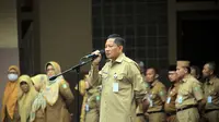 Sekretaris Daerah Kota Tangerang, Herman Suwarman, mengimbau kepada para Aparatur Sipil Negara (ASN) di lingkungan Pemerintah Kota (Pemkot) Tangerang, untuk mengurangi penggunaan kendaraan pribadi, saat perjalanan ke kantor.