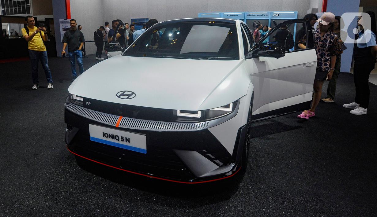 Pengunjung memperhatikan mobil mewah Hyundai Ioniq 5 N seharga Rp 1.3 miliar pada pameran otomotif GAIKINDO Indonesia International Auto Show (GIIAS) 2024 di Indonesia Convention Exhibition (ICE) BSD Tangerang, Banten, Jumat (19/7/2024). (merdeka.com/Arie Basuki)
