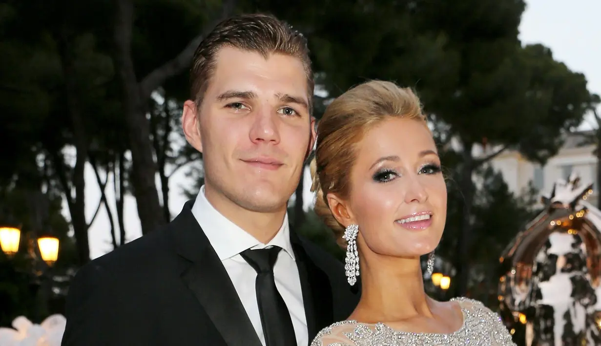 Meski sudah diketahui bahwa mereka akan menikah sebelum musim panas, namun pasangan ini belum mengumumkan tanggal pasti. (W Magazine)