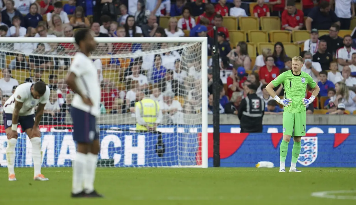 Penjaga gawang Inggris Aaron Ramsdale (kanan) bereaksi setelah pemain Hungaria Zsolt Nagy mencetak gol ke gawangnya pada pertandingan sepak bola UEFA Nations League di Stadion Molineux, Wolverhampton, Inggris, 14 Juni 2022. Hungaria membantai Inggris 4-0. (AP Photo/Jon Super)