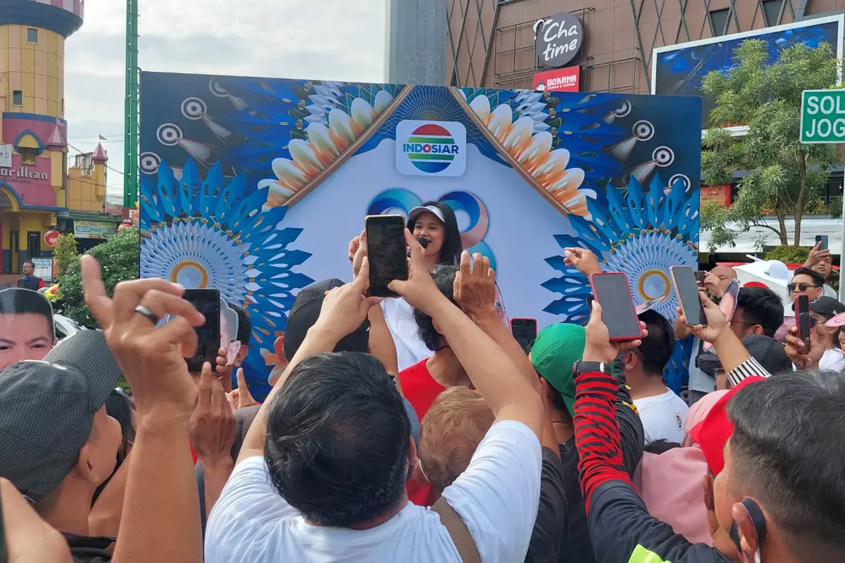 Artis Nia Rose on stage di Simpang Lima, Semarang