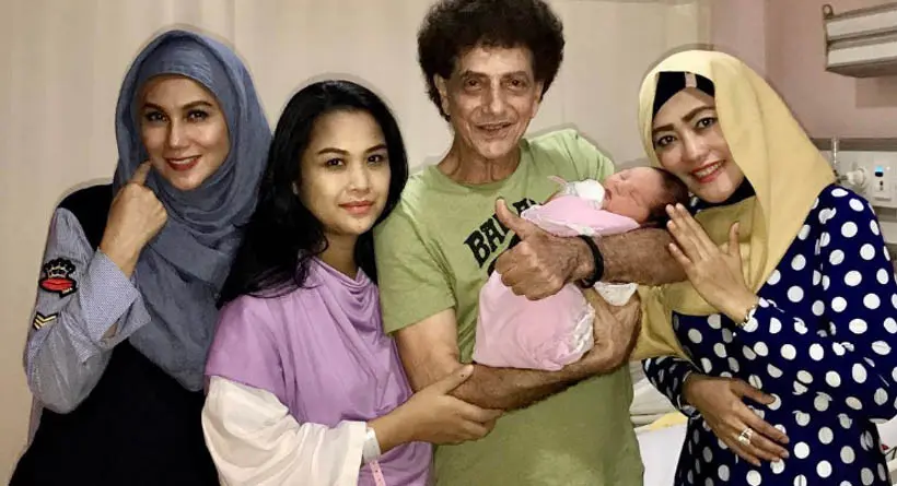 Didampingi istri, Ahmad Albar tengah menggendong bayi cantiknya. (Instagram)