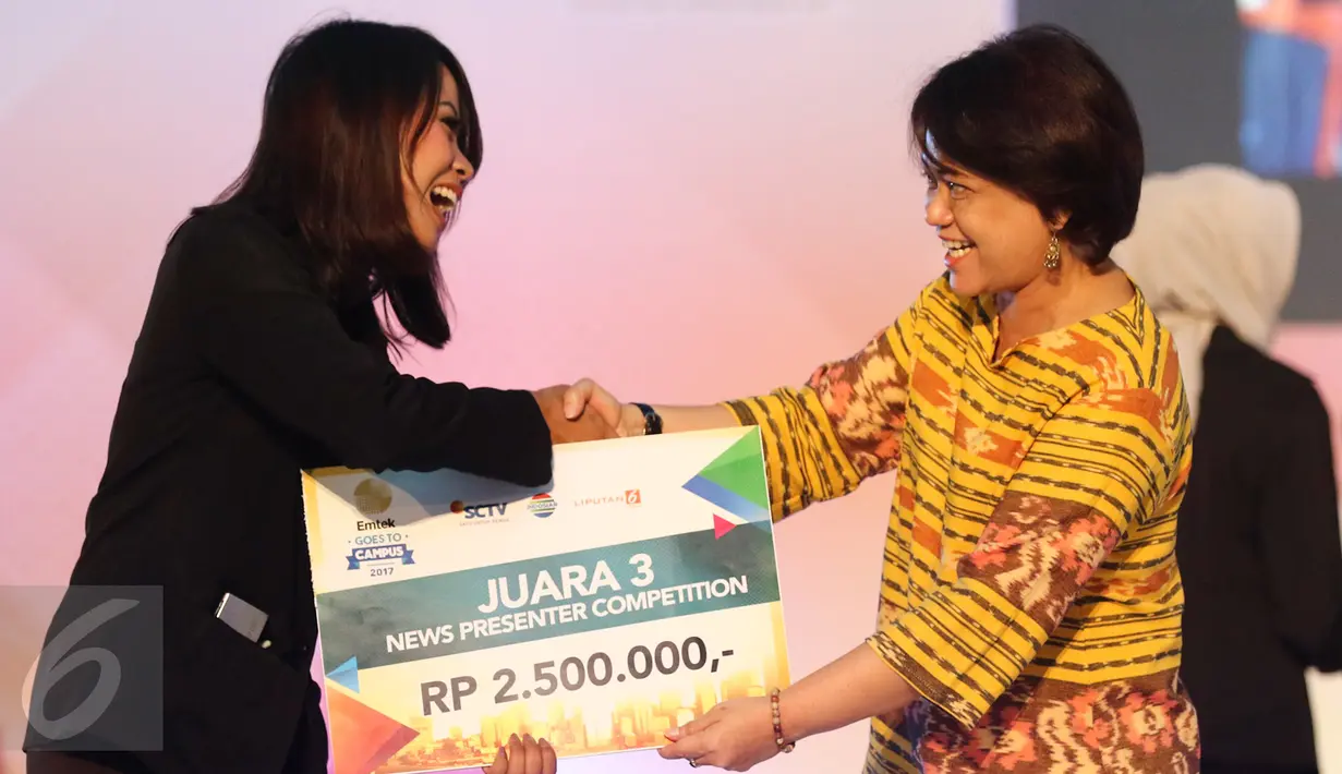 Wapemred SCTV, Endah Saptorini (kanan) memberikan hadiah kepada pemenang news presenter competition EGTC di Kampus Negeri Semarang, Jawa Tengah, Kamis (6/4). (Liputan6.com/Yoppy Renato)