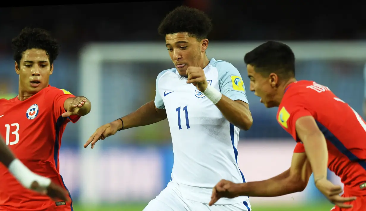Pemain Timnas Inggris U-17, Jadon Sancho saat laga Grup F Piala Dunia U-17 2017 melawan Chile di Salt Lake Stadium, Kolkata, India, 8 Oktober 2017. Sancho juga berhasil mengantarkan skuad The Three Lions menjuarai turnamen tersebut. (AFP/Dibyangshu Sarkar)