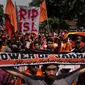 Salah satu suporter Persija membentangkan syal saat melakukan aksi menuju Istana Negara, Jakarta, Selasa (5/5/2015). Jakmania juga memenuhi ruas jalan Medan Merdeka Barat saat akan berunjuk rasa di depan Istana Negara. (Liputan6.com/Johan Tallo)