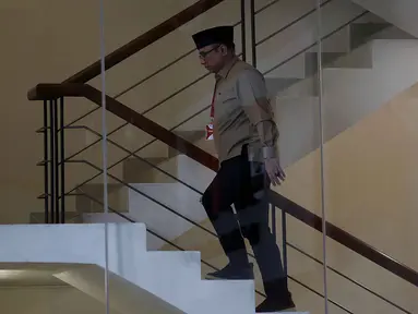 Mantan Menteri Agama, Yaqut Cholil Qoumas saat menuju ruang pemeriksaan di Gedung Merah Putih Komisi Pemberantasan Korupsi (KPK), Selasa (16/12/2025). Mantan Menteri Agama, Yaqut Cholil Qoumas kembali memenuhi panggilan Komisi Pemberantasan Korupsi (KPK). (Liputan6.com/Helmi Fithriansyah)