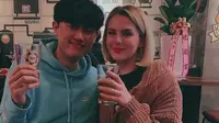 Pasangan Jin dan Hattie dari Korea Selatan dan Inggris yang sukses dengan kanal Youtube mereka.&nbsp; foto; Instagram @jinandhattie