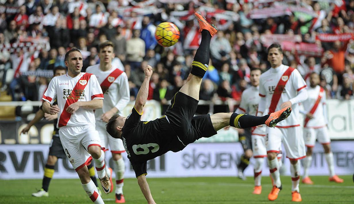 Striker Sevilla, Kevin Gameiro, melakukan tendangan salto saat laga La Liga Spanyol melawan Rayo Vallecano di Stadion Vallecas, Minggu (21/2/2016). Kedua tim bermain imbang 2-2. (AFP/Pedro Armestre)