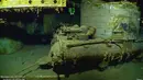 Peluncur torpedo bagian reruntuhan bangkai kapal induk AS, USS Juneau, dari era Perang Dunia II di dekat perairan Kepulauan Solomon, Pasifik Selatan, 19 Maret 2018. Remis dan hewan-hewan laut lainnya hidup di bangkai kapal tersebut. (Paul G. Allen via AP)