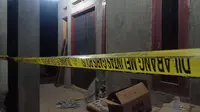 Rumah korban pembataian satu keluarga di Banten diberi garis polisi. Polisi mengaku telah mengantongi nama-nama yang diduga kuat terlibat dalam pembunuhan tersebut. (Liputan6.con/ Yandhi Deslatama)